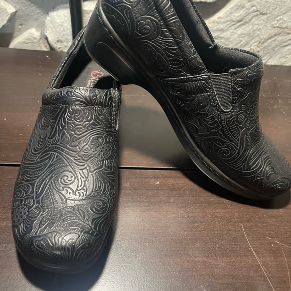 BareTraps Black Embossed Mules - Picture 1 of 7